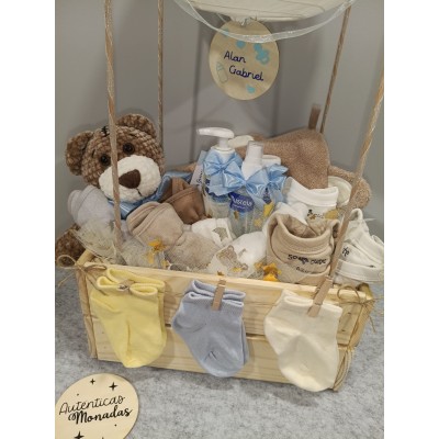 Cesta Personalizada “Globo Aerostático” de Madera | Regalo de Nacimiento con Mustela y Muñeco Amigurumi Hecho a Mano