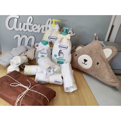 Cesta Personalizada “Globo Aerostático” de Madera | Regalo de Nacimiento con Mustela y Muñeco Amigurumi Hecho a Mano