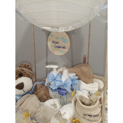 Cesta Personalizada “Globo Aerostático” de Madera | Regalo de Nacimiento con Mustela y Muñeco Amigurumi Hecho a Mano