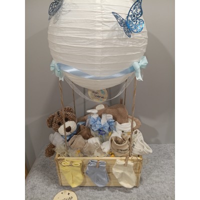 Cesta Personalizada “Globo Aerostático” de Madera | Regalo de Nacimiento con Mustela y Muñeco Amigurumi Hecho a Mano