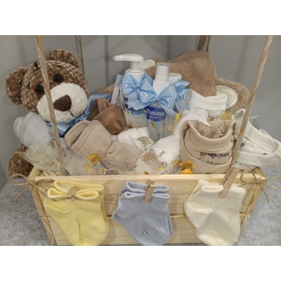Cesta Personalizada “Globo Aerostático” de Madera | Regalo de Nacimiento con Mustela y Muñeco Amigurumi Hecho a Mano
