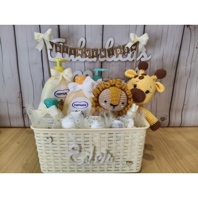 Cesta Personalizada Bienvenido Bebé con Nombre en Cordón, Peluche y Mordedor