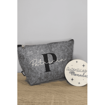 Neceser de Fieltro Reciclado Personalizado | Inicial Negra y Nombre Blanco |Regalo diseño elegante