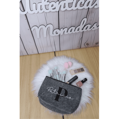Neceser de Fieltro Reciclado Personalizado | Inicial Negra y Nombre Blanco |Regalo diseño elegante