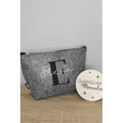 Neceser de Fieltro Reciclado Personalizado | Inicial Negra y Nombre Blanco |Regalo diseño elegante