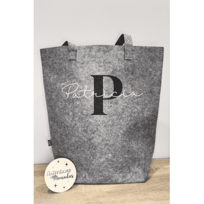 Bolso de Fieltro Reciclado Personalizado  Inicial Negra y Nombre Blanco  2 Tamaños a Elegir
