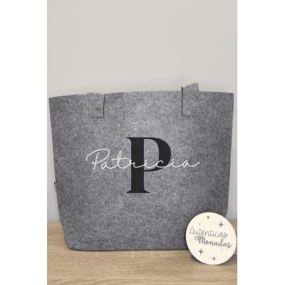 Bolso de Fieltro Reciclado Personalizado  Inicial Negra y Nombre Blanco  2 Tamaños a Elegir