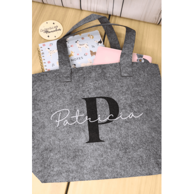 Bolso de Fieltro Reciclado Personalizado  Inicial Negra y Nombre Blanco  2 Tamaños a Elegir