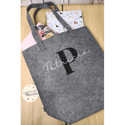 Bolso de Fieltro Reciclado Personalizado  Inicial Negra y Nombre Blanco  2 Tamaños a Elegir