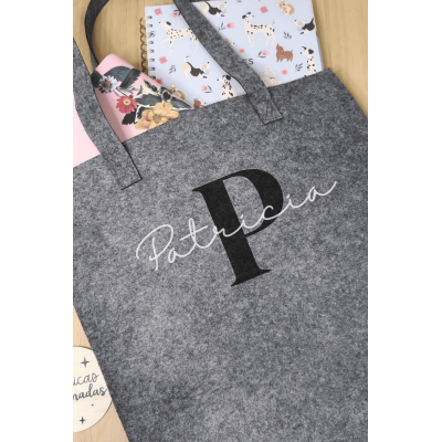 Bolso de Fieltro Reciclado Personalizado  Inicial Negra y Nombre Blanco  2 Tamaños a Elegir