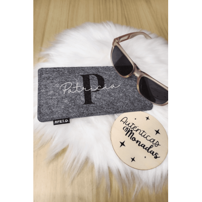 Portagafas personalizado de fieltro reciclado con inicial y nombre