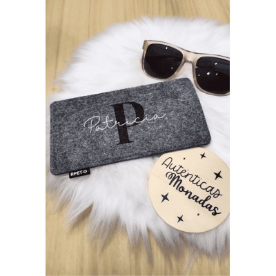 Portagafas personalizado de fieltro reciclado con inicial y nombre