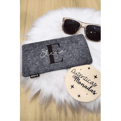 Portagafas personalizado de fieltro reciclado con inicial y nombre