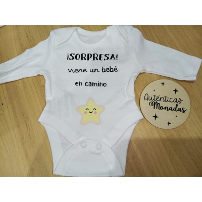 Body “¡Sorpresa! Viene un bebé en camino”  Body anuncio embarazo