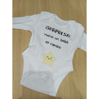 Body “¡Sorpresa! Viene un bebé en camino”  Body anuncio embarazo