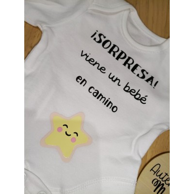 Body “¡Sorpresa! Viene un bebé en camino”  Body anuncio embarazo
