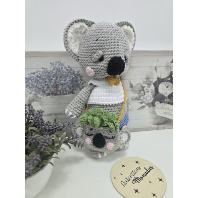 Koala crochet hecho a mano para bebé con bolsito  Amigurumi artesanal