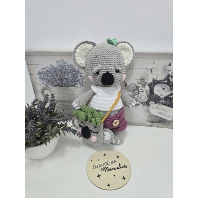 Koala crochet hecho a mano para bebé con bolsito  Amigurumi artesanal chica