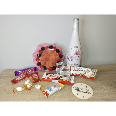 Cesta de Regalo Personalizada con Vino Frizzante y Mini Tarta de Chuches