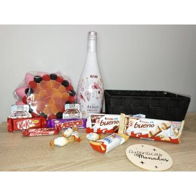 Cesta de Regalo Personalizada con Vino Frizzante y Mini Tarta de Chuches