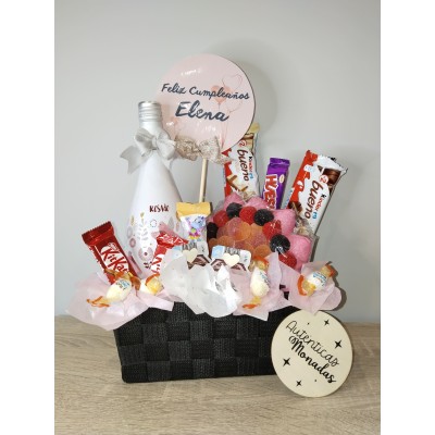 Cesta de Regalo Personalizada con Vino Frizzante y Mini Tarta de Chuches