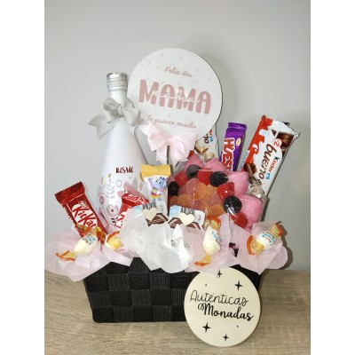Cesta de Regalo Personalizada con Vino Frizzante y Mini Tarta de Chuches
