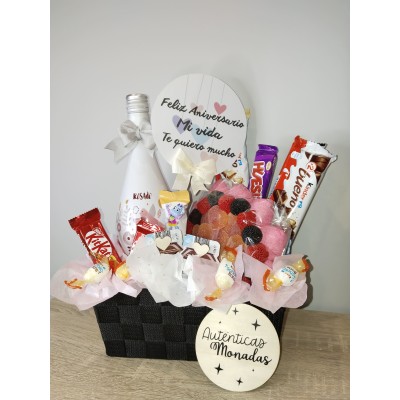 Cesta de Regalo Personalizada con Vino Frizzante y Mini Tarta de Chuches