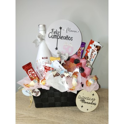 Cesta de Regalo Personalizada con Vino Frizzante y Mini Tarta de Chuches