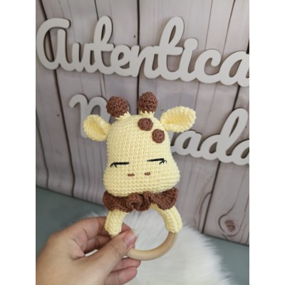 Sonajero mordedor jirafa para bebé hecho a mano  Juguete sensorial de crochet