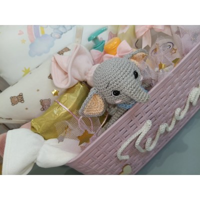Cesta regalo bebé personalizada con nombre  Nenuco o Mustela + muñeco crochet y cojín natalicio