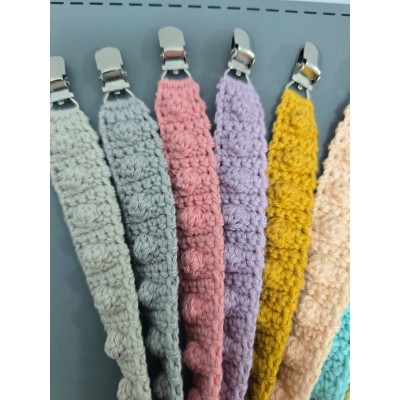 Chupetero para bebé hecho a mano en crochet  Color a elegir con pinza metálica