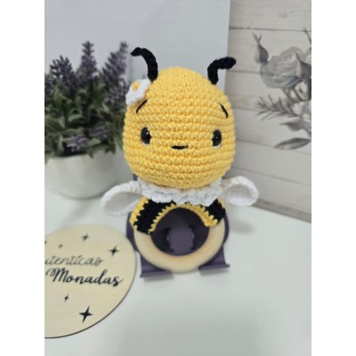 Sonajero mordedor de abejita hecho a mano en crochet para bebé  Juguete sensorial natural