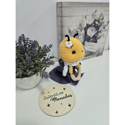 Sonajero mordedor de abejita hecho a mano en crochet para bebé  Juguete sensorial natural