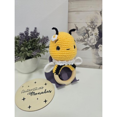 Sonajero mordedor de abejita hecho a mano en crochet para bebé  Juguete sensorial natural