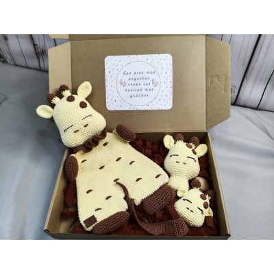 Pack regalo bebé jirafa hecho a mano  Manta de apego, sonajero y sujetachupetes | Regalo recién nacido original