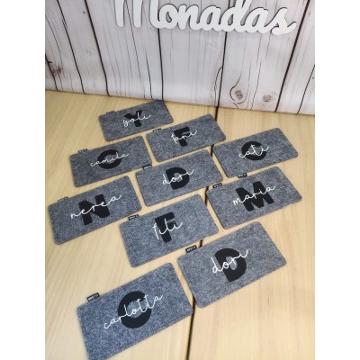 Portagafas personalizado de fieltro reciclado con inicial y nombre