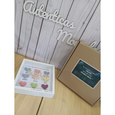 Cuadro personalizado fin de curso con corazones de crochet – Regalo para profesores