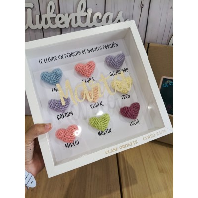 Cuadro personalizado fin de curso con corazones de crochet – Regalo para profesores