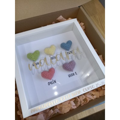 Cuadro personalizado fin de curso con corazones de crochet – Regalo para profesores