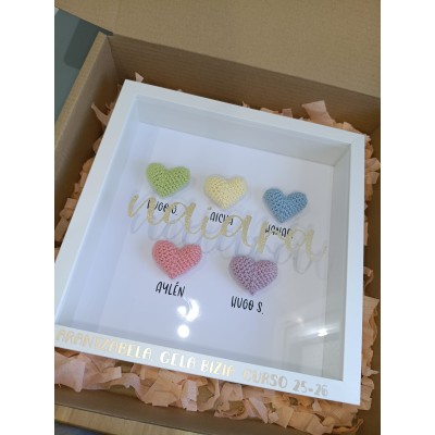 Cuadro personalizado fin de curso con corazones de crochet – Regalo para profesores