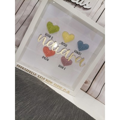Cuadro personalizado fin de curso con corazones de crochet – Regalo para profesores