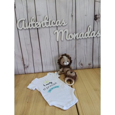 Pack Recién Nacido Personalizado León  Body con Nombre, Sonajero Mordedor y Amigurumi de Crochet