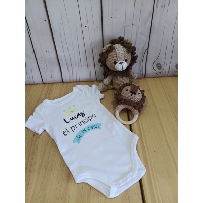 Pack Recién Nacido Personalizado León  Body con Nombre, Sonajero Mordedor y Amigurumi de Crochet