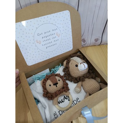 Pack Recién Nacido Personalizado León  Body con Nombre, Sonajero Mordedor y Amigurumi de Crochet