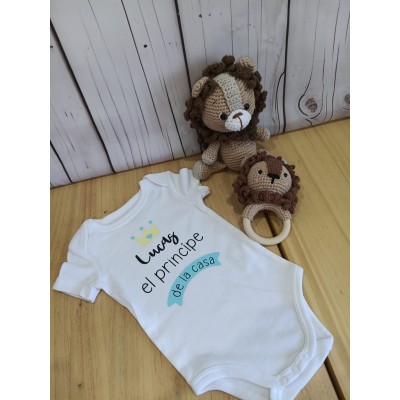 Pack Recién Nacido Personalizado León  Body con Nombre, Sonajero Mordedor y Amigurumi de Crochet