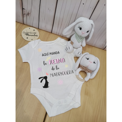 Pack Regalo Bebé Conejita  Body La Reina de la Madriguera + Mordedor y Muñeco de Conejo Crochet