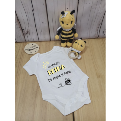 Pack Regalo Bebé Abejita  Body La Abejita Reina de Mamá y Papá + Muñeco y Mordedor Crochet