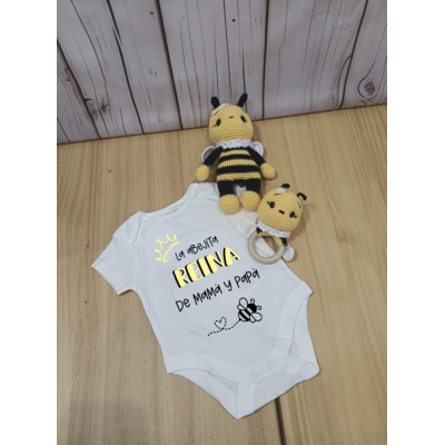 Pack Regalo Bebé Abejita  Body La Abejita Reina de Mamá y Papá + Muñeco y Mordedor Crochet
